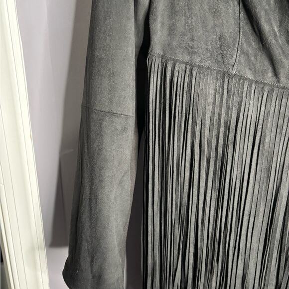 Faith & Zoe Black Faux Suede Jacket With Fringe Hem & Clasp Closure Size Large - Picture 4 of 6